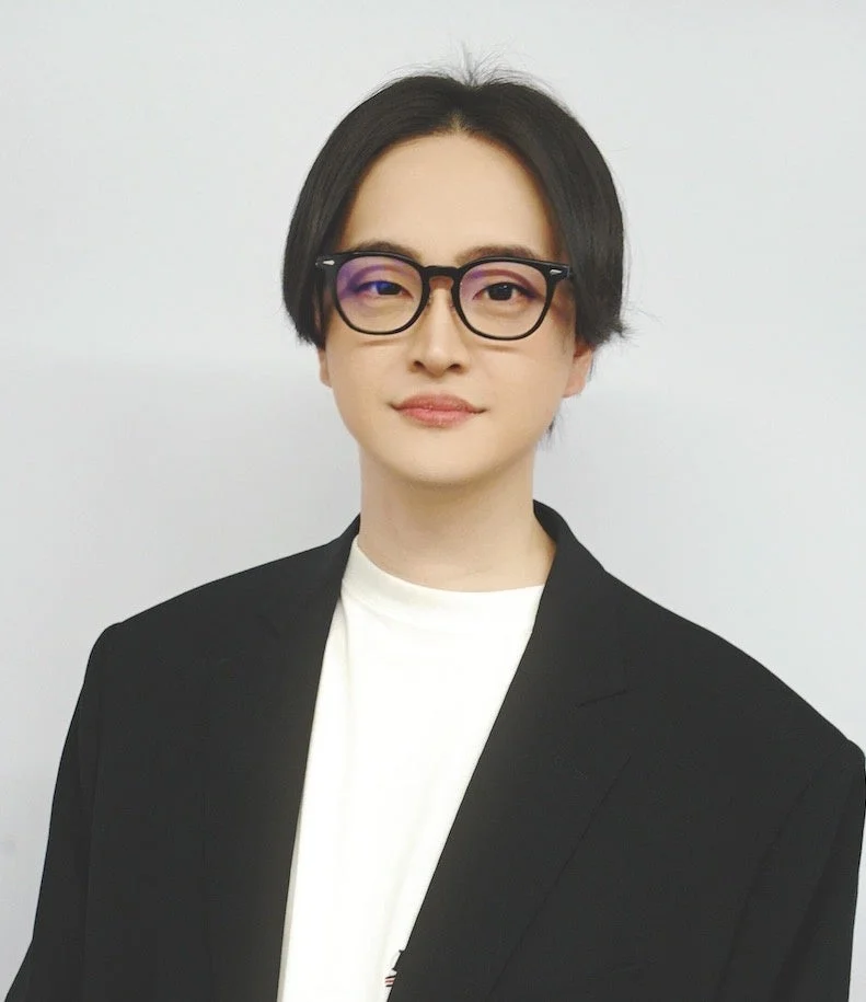 人物,男性,眼鏡,黒髪,ジャケット,白シャツ,ポートレート,ファッション,白背景,正面