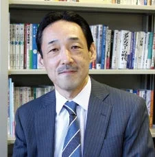 スーツとネクタイを着用した中年男性