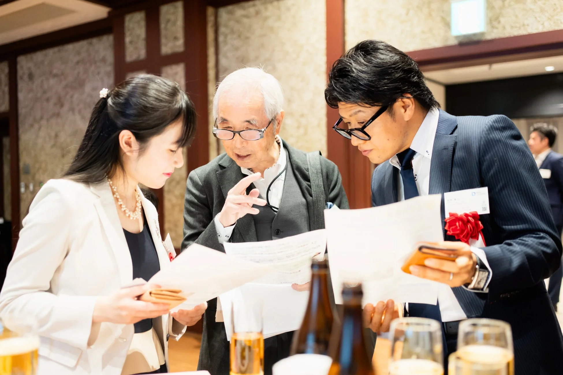 イベントで書類を確認しながら会話する人々