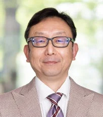 眼鏡をかけたアジア系の中年男性