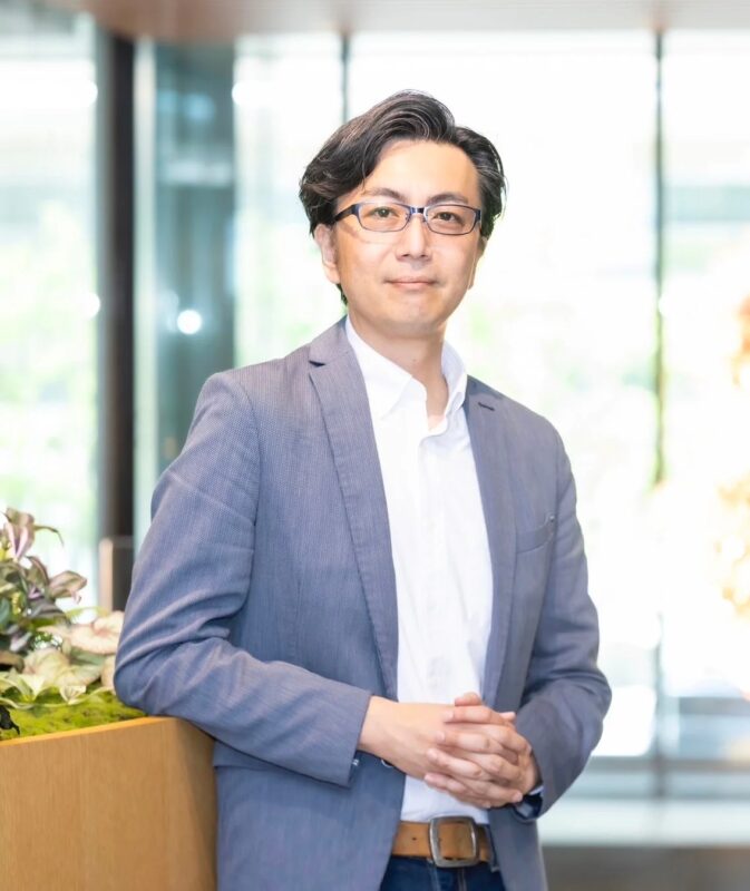 眼鏡をかけたCAQNAL代表取締役の中島篤氏のポートレート