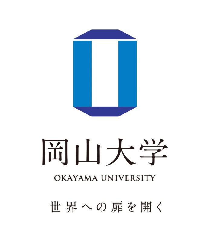 岡山大学のロゴマークが中央に配置され、その下に大学名（日本語と英語）と「世界への扉を開く」というスローガンが書かれた画像です。