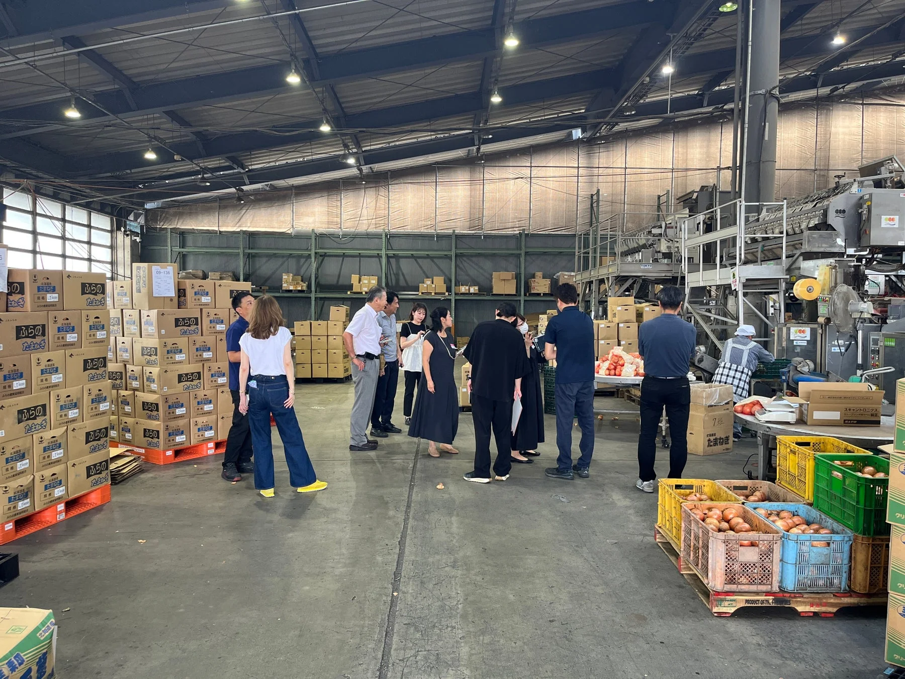倉庫でのフィールドワーク風景