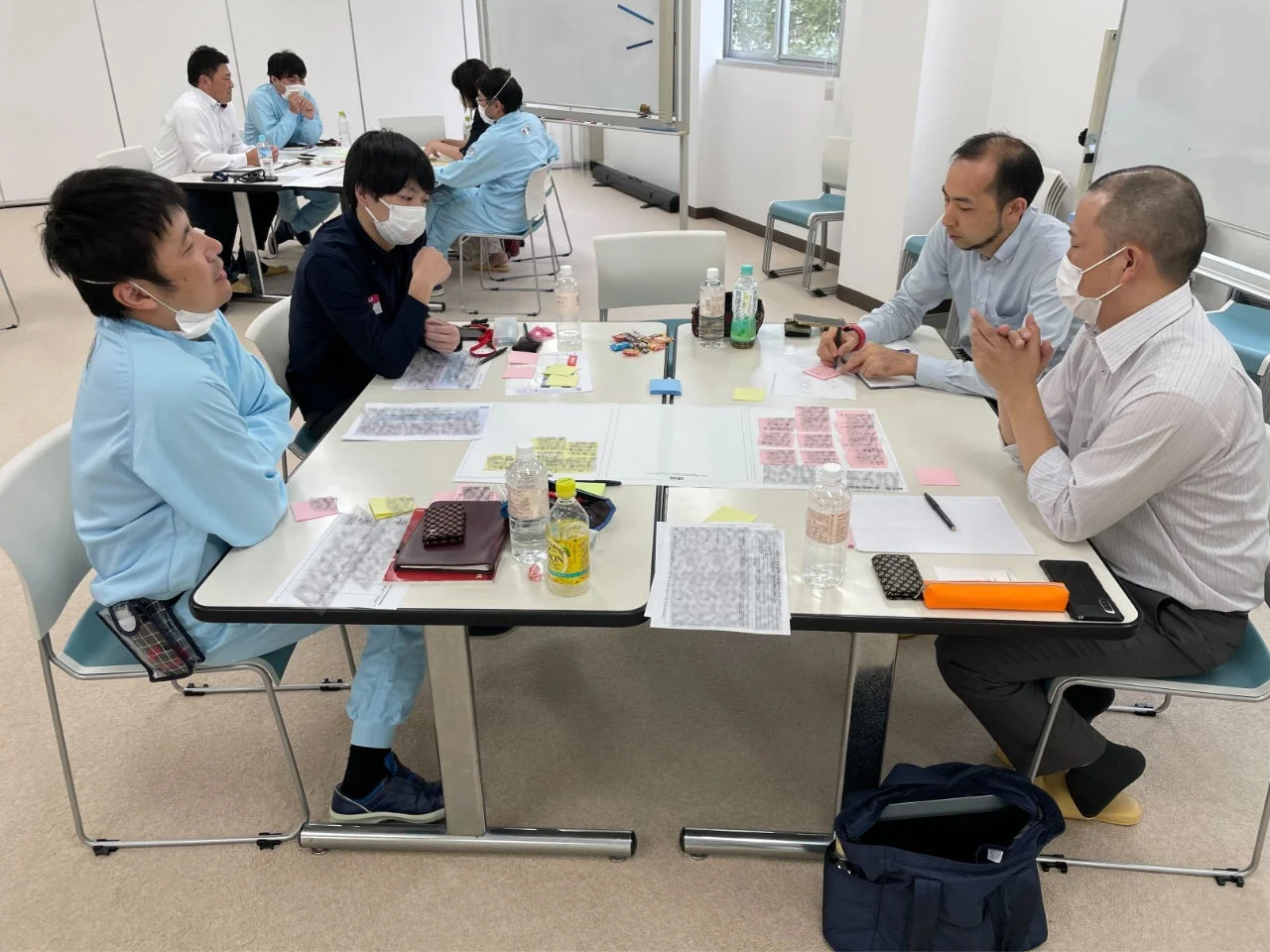 会議室でのグループワーク風景