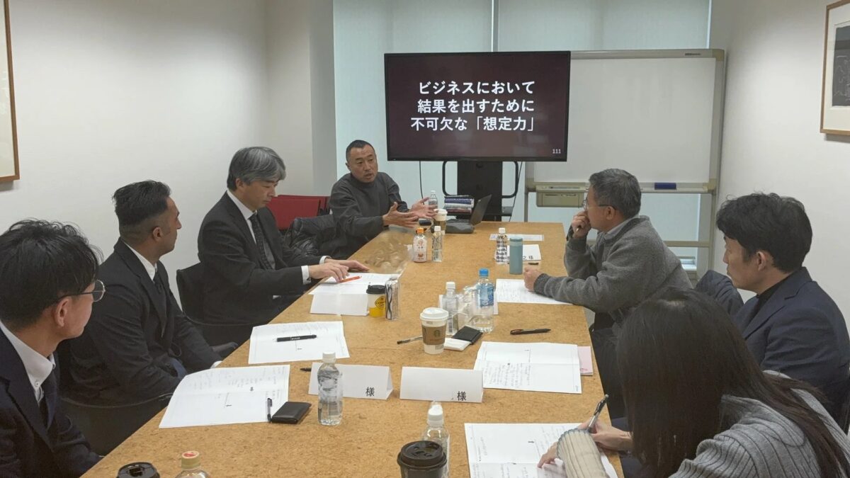 会議室での議論風景
