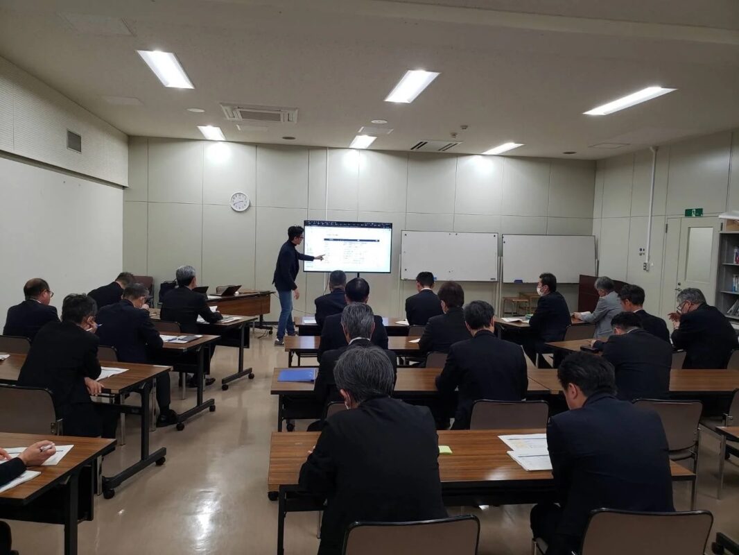 会議室でのプレゼンテーションの様子