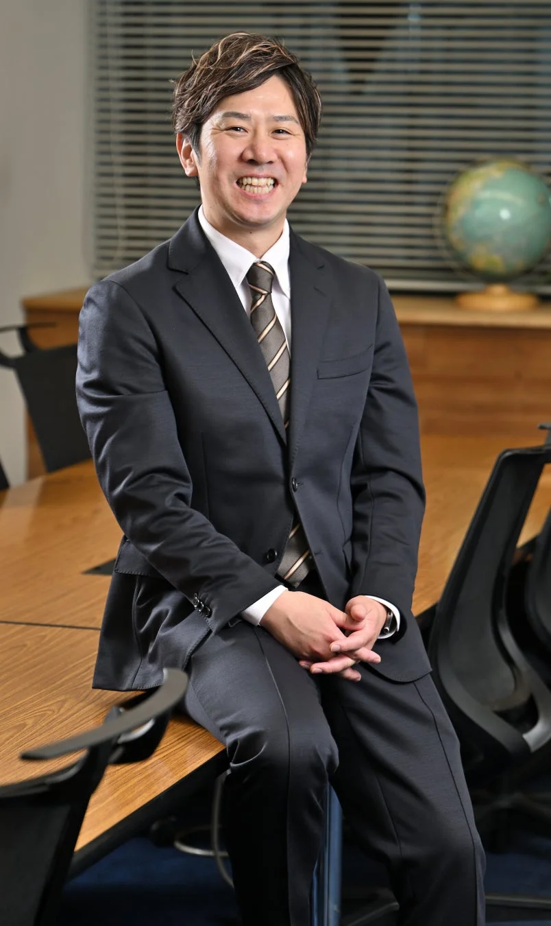 笑顔で座る本田武史氏