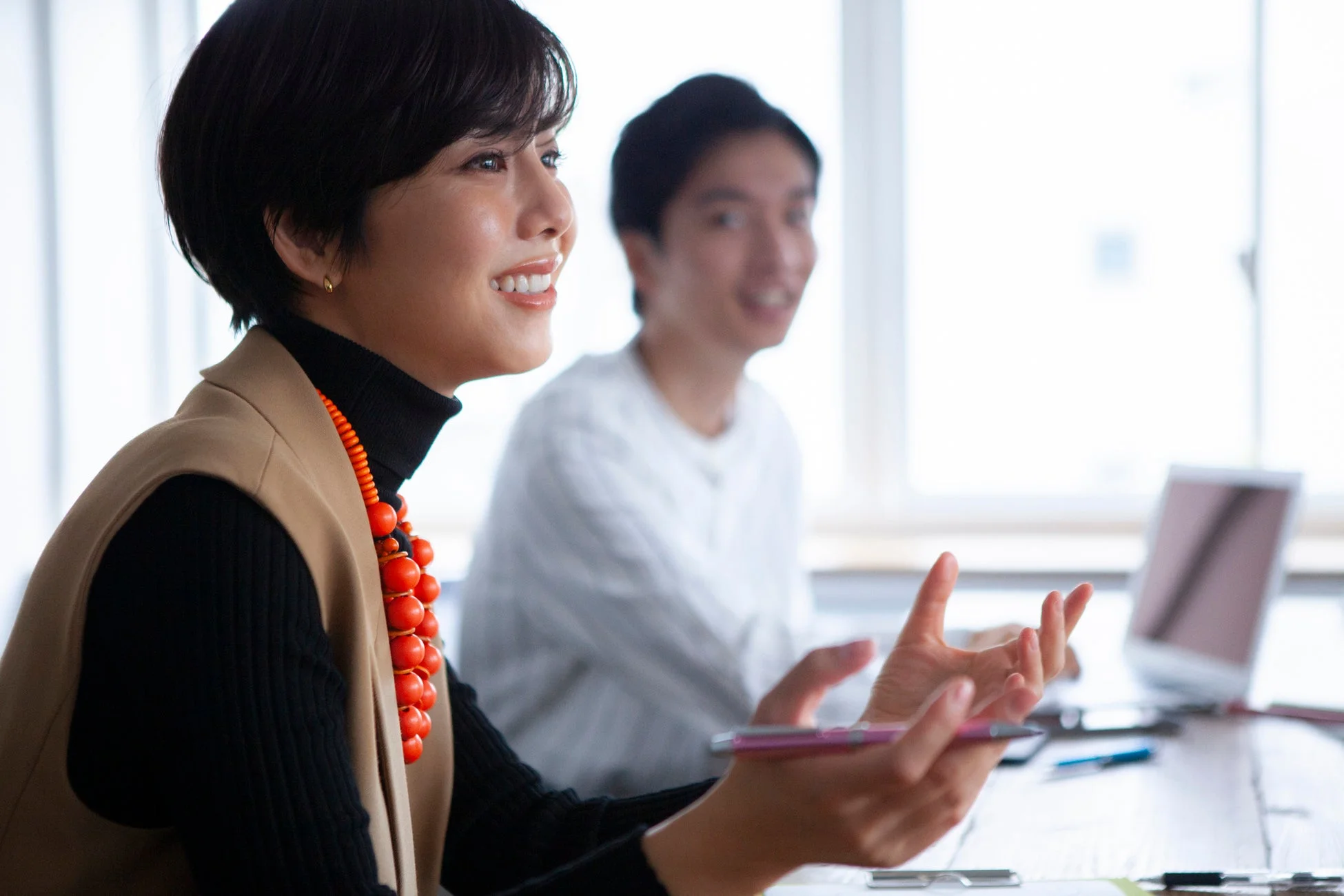 会議中のビジネスパーソン