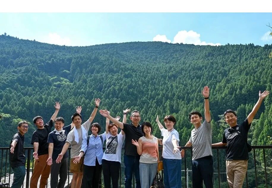 人々、グループ、笑顔、自然、山、森、屋外、旅行、観光、集合写真、楽しそう、晴れ