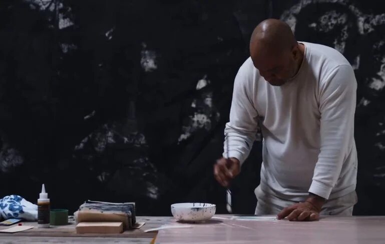 男性、芸術家、アート制作、アトリエ、筆、絵の具、集中、作業風景、現代アート、モノクローム