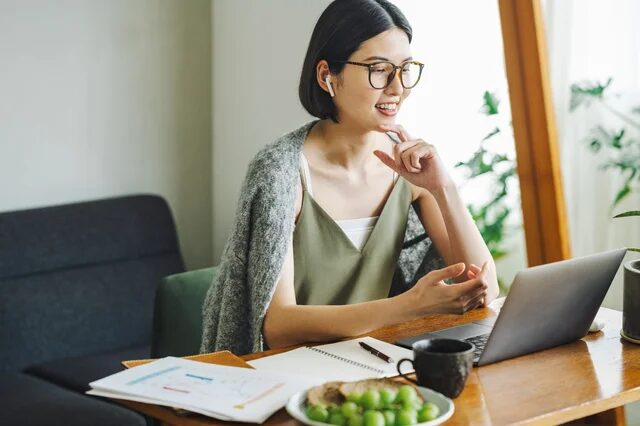 自宅でオンライン学習をする女性