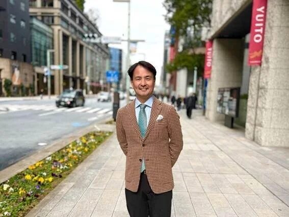 街中の歩道に立つ男性