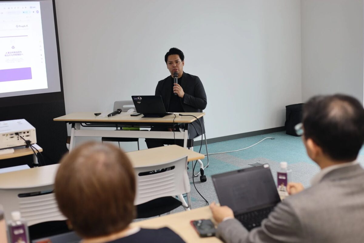 会議室でプレゼンテーションを行う講師