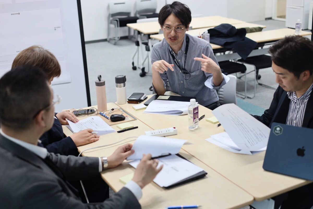 会議で議論する参加者たち