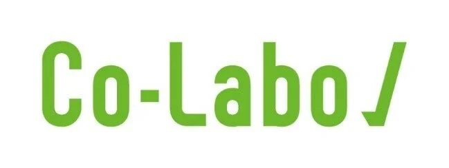 白背景に鮮やかな緑色で「Co-Labo /」と書かれたロゴマークです。シンプルながらも視認性の高いデザインで、共同作業や研究室のような意味合いを想起させます。