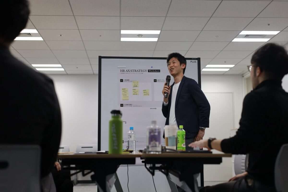 ホワイトボードの前で説明する講師