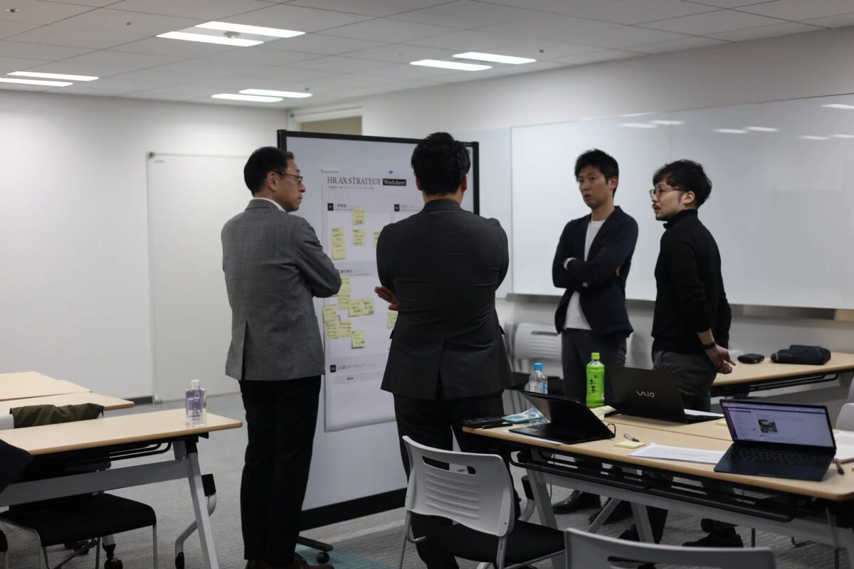 オフィスでグループワークを行う参加者たち