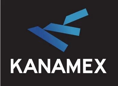 KANAMEXロゴマーク、黒い背景に白字と青色のグラフィック