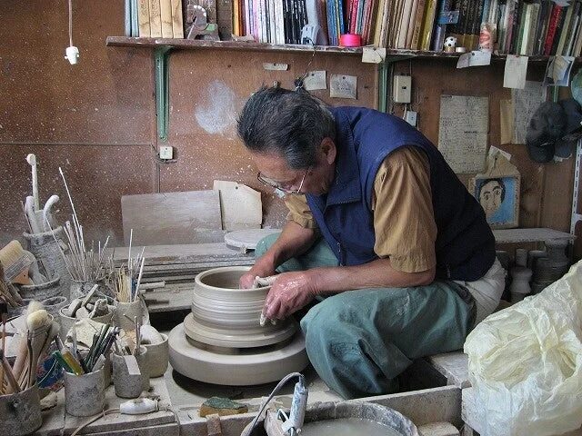 陶芸家として作品づくりに情熱を注ぐ父