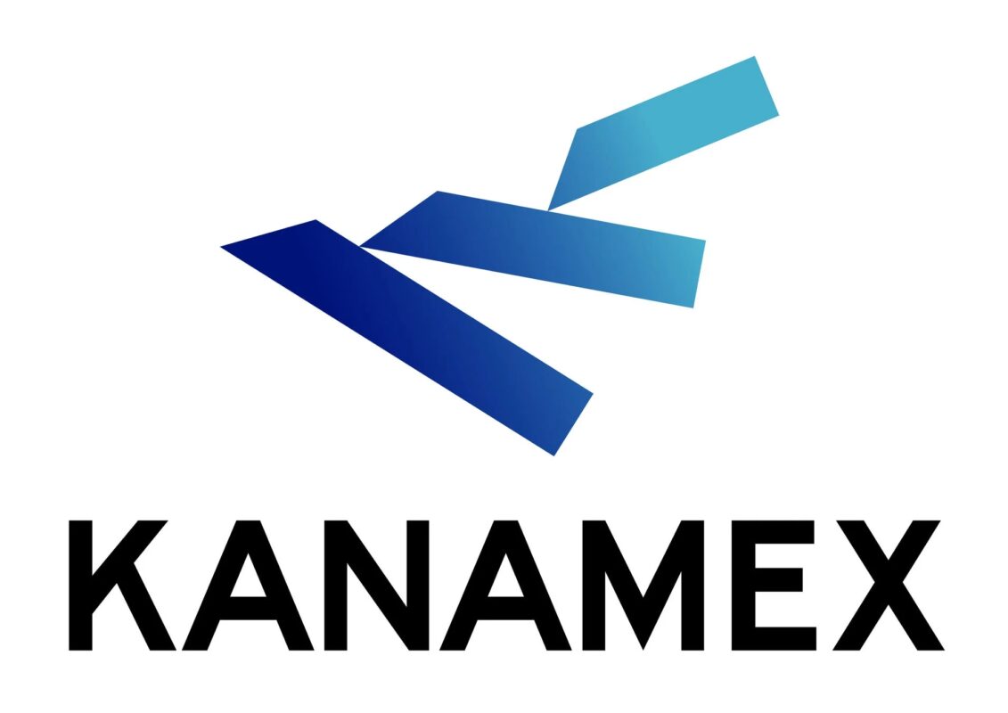 KANAMEXロゴマーク、青から水色へのグラデーションを持つ長方形とテキスト
