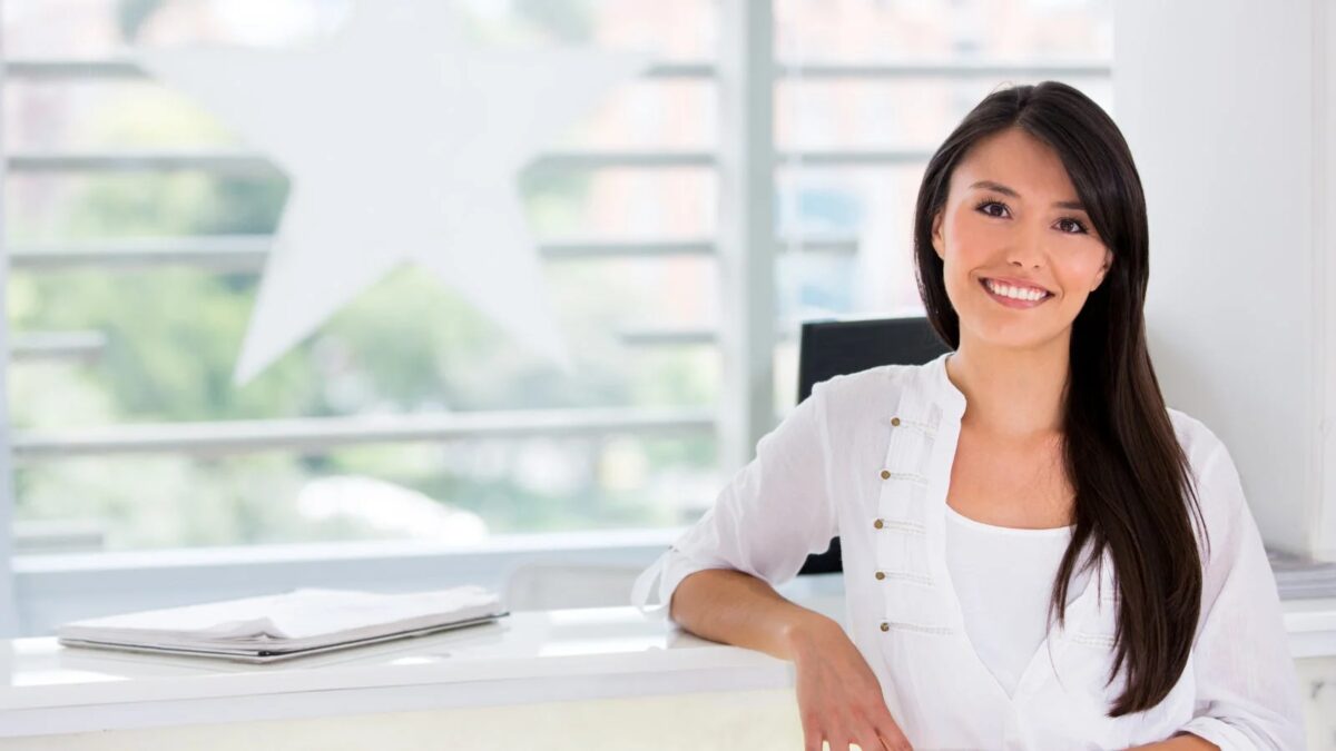 笑顔でカメラを見つめる女性